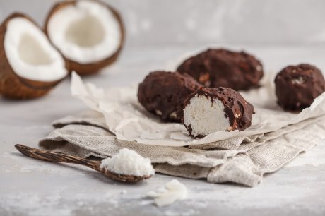 Конфетки сердечки – Конфеты Любимов «15 Шоколадных сердечек» Молочный шоколад и пралине из фундука
